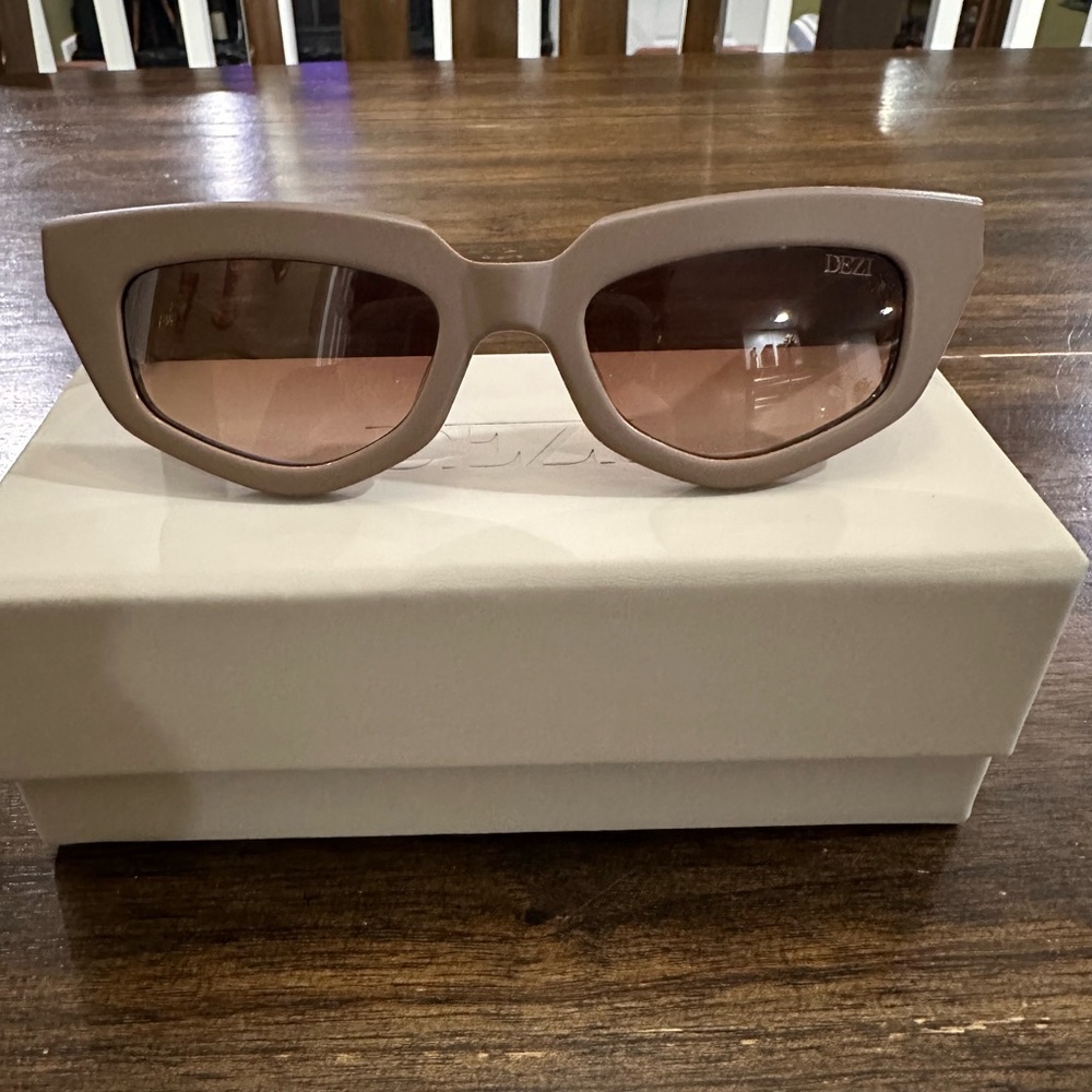 Dezi On Read Sunglasses
